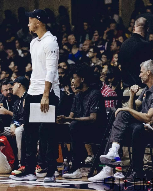 under armour curry 4庫(kù)里戰(zhàn)靴中國(guó)別注版實(shí)物什么樣？