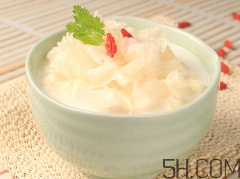 雪梨能和牛奶一起吃嗎？雪梨可以和牛奶榨汁嗎？