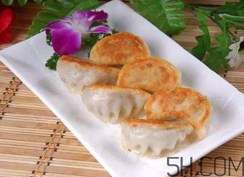 煎餃可以先蒸后煎嗎？煎餃是生煎還是熟煎？