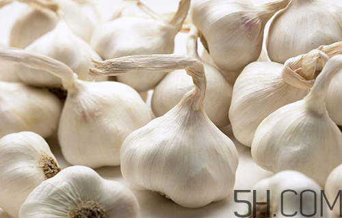 大蒜泡酒可以治腳氣嗎？治腳氣的方法有哪些？