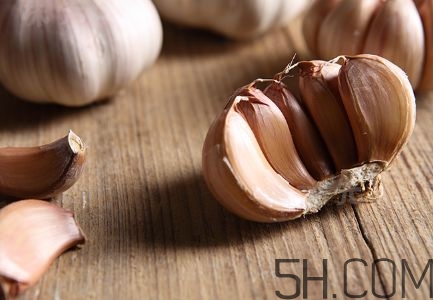 大蒜泡酒可以放冰糖嗎？什么藥酒中可以加冰糖？