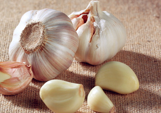 大蒜泡酒治什么??？大蒜泡酒有什么好處？