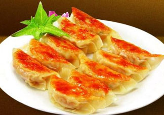 煎餃可以先蒸后煎嗎？煎餃?zhǔn)巧暹€是熟煎？