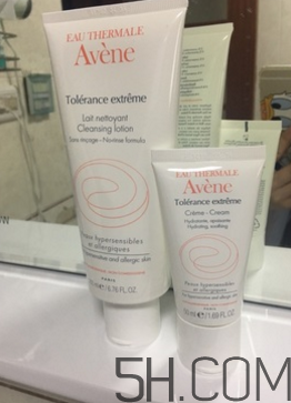 雅漾舒緩特護潔面乳怎么用？使用方法