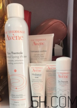 雅漾舒緩特護潔面乳怎么用？使用方法