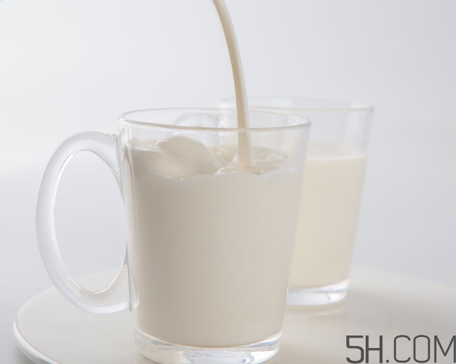 早上喝牛奶好還是晚上喝牛奶好？