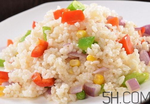 蛋炒飯為什么要用隔夜飯？蛋炒飯可以用熱飯嗎？