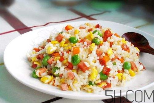 蛋炒飯為什么要用隔夜飯？蛋炒飯可以用熱飯嗎？