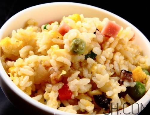 蛋炒飯?jiān)趺闯吹囊涣Ａ＃?炒飯如何粒粒分明？