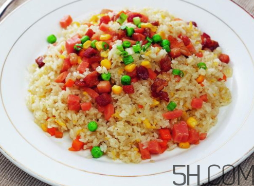 蛋炒飯?jiān)趺醇訜?？蛋炒飯微波爐加熱多久？