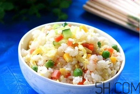 蛋炒飯?jiān)趺醇訜?？蛋炒飯微波爐加熱多久？