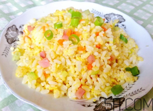 蛋炒飯?jiān)趺醇訜?？蛋炒飯微波爐加熱多久？