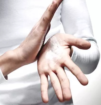 發(fā)蠟怎么用？發(fā)蠟抓頭發(fā)步驟圖