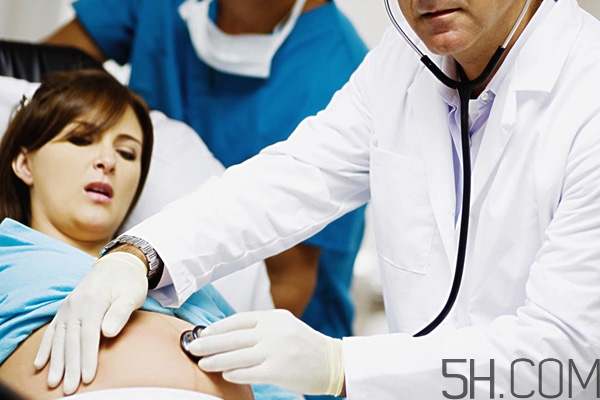 孕晚期肚子疼影響胎兒?jiǎn)幔吭型砥诙亲酉駚碓陆?jīng)一樣疼