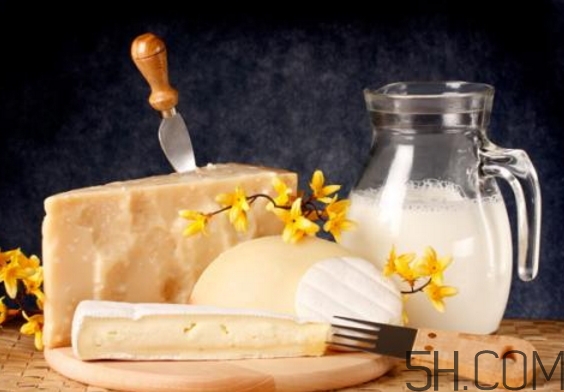 早上喝牛奶豐胸嗎？早上喝牛奶會胖嗎？