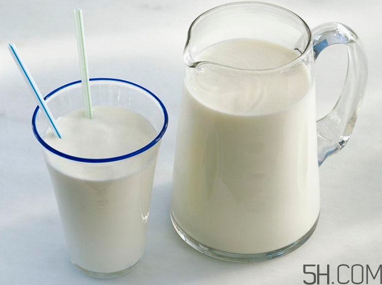 早上喝牛奶好還是晚上喝牛奶好？
