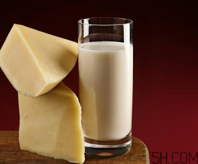 早上空腹喝牛奶好嗎？早上喝牛奶有什么好處？