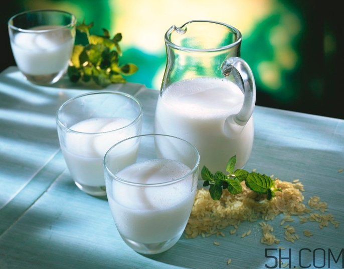 早上喝牛奶豐胸嗎？早上喝牛奶會胖嗎？