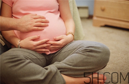 孕晚期真假宮縮怎么分辨？假性宮縮頻繁是快生了嗎？