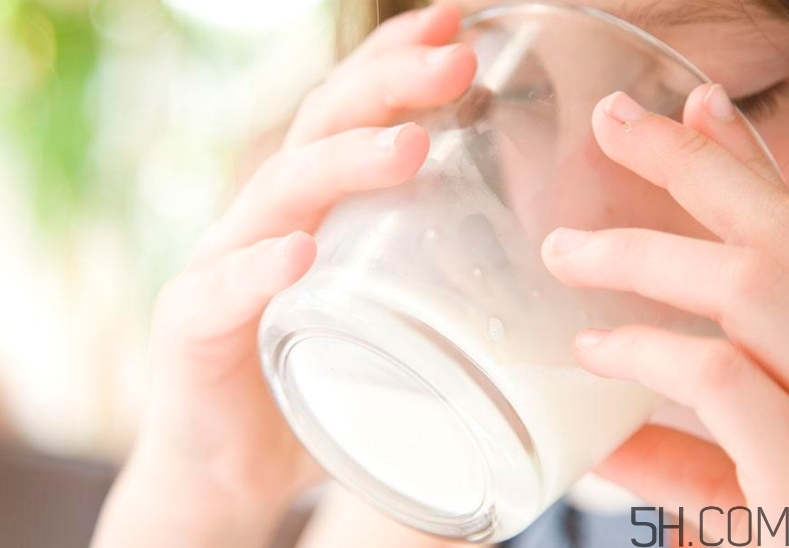 早上喝牛奶會長高嗎？早上喝牛奶會變白嗎？