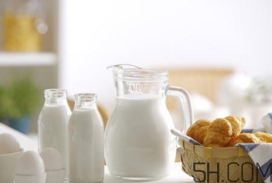 早上喝牛奶好還是晚上喝牛奶好？