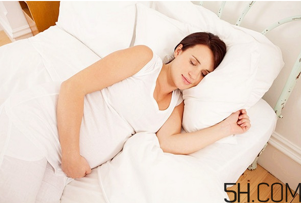 不適合孕婦的睡姿有那些？孕婦冬季如何護(hù)膚？
