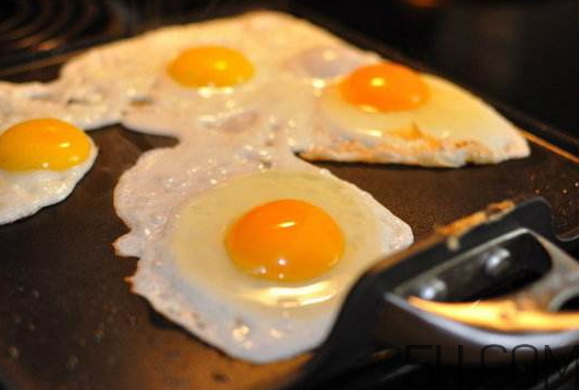 荷包蛋是煮的還是煎的？煎雞蛋還是煮雞蛋好？