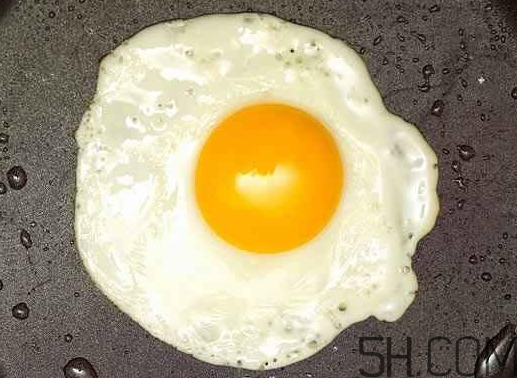 荷包蛋是煮的還是煎的？煎雞蛋還是煮雞蛋好？