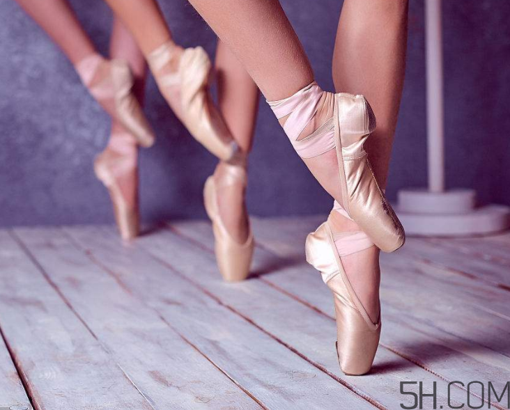 腳氣會引起灰指甲嗎？腳氣加灰指甲怎么治？