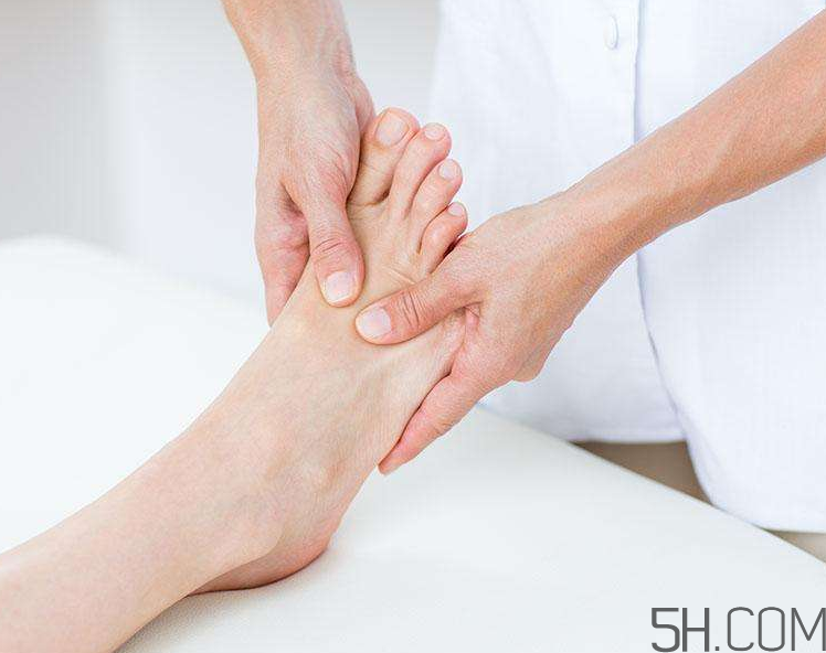 腳氣會引起灰指甲嗎？腳氣加灰指甲怎么治？