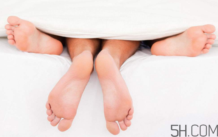 腳氣會引起灰指甲嗎？腳氣加灰指甲怎么治？