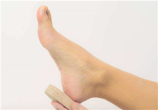 腳氣是什么原因引起的？腳氣是濕氣重引起的嗎?