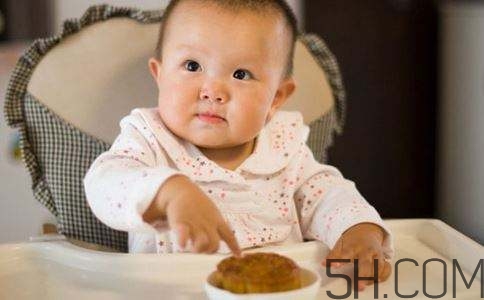 寶寶多大可以吃月餅？寶寶吃月餅會上火嗎？