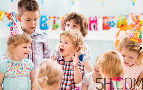 寶寶上幼兒園需要準(zhǔn)備什么？寶寶上幼兒園哭鬧怎么應(yīng)對？