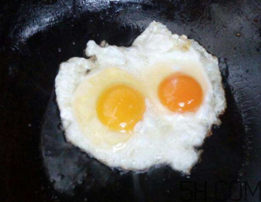 煎雞蛋為什么會(huì)炸 煎雞蛋怎么不炸鍋 煎雞蛋為什么會(huì)炸 煎雞蛋怎么不炸鍋