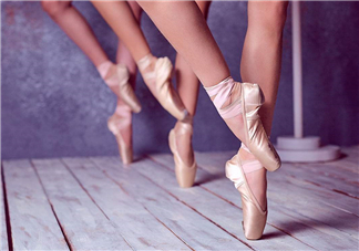 腳氣會引起灰指甲嗎？腳氣加灰指甲怎么治？