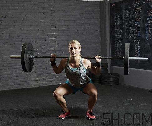 杠鈴深蹲練什么肌肉？杠鈴深蹲的好處