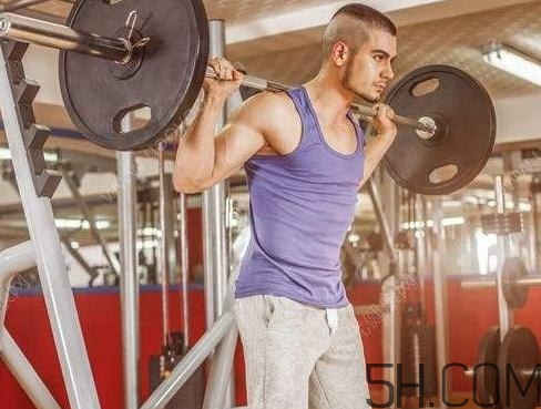 杠鈴深蹲練什么肌肉？杠鈴深蹲的好處