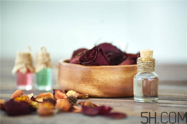 精油擦臉有什么好處 精油擦臉上需要清洗嗎 精油擦臉有什么好處 精油擦臉上需要清洗嗎