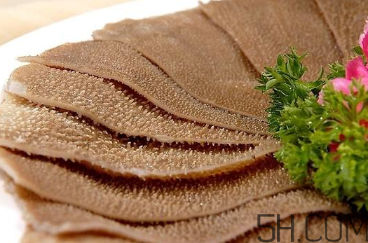 牛百葉和毛肚是一個(gè)東西嗎？牛百葉上面有層黑皮能吃嗎？