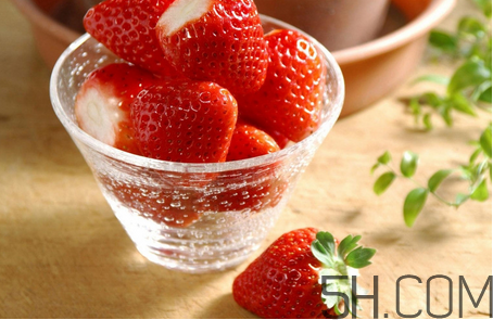 草莓怎么保存不會(huì)發(fā)霉？摘草莓小技巧