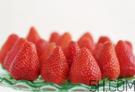 草莓都有哪些熱門品種？草莓怎么放不容易壞？
