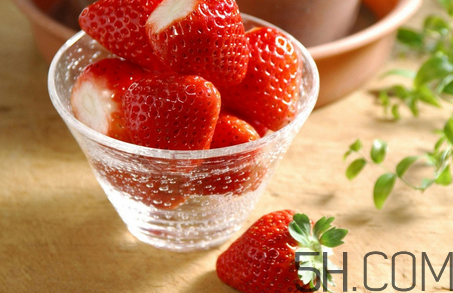 草莓怎么洗不會爛掉？草莓農(nóng)藥殘留為什么多？
