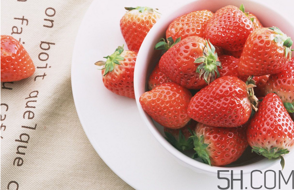 草莓為什么要用鹽水泡？草莓榨汁要加水嗎？