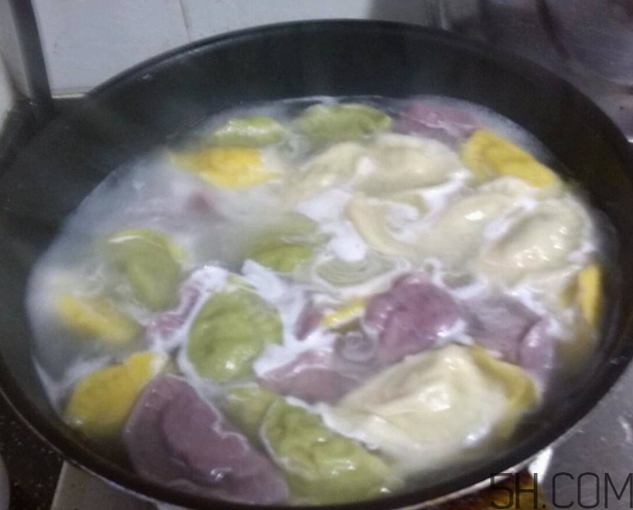 煮餃子用冷水還是熱水？煮餃子用大火還是小火？