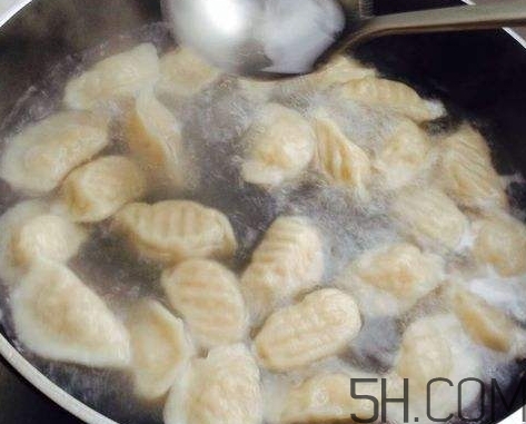 煮餃子用冷水還是熱水？煮餃子用大火還是小火？