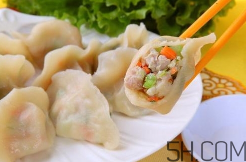 煮餃子用冷水還是熱水？煮餃子用大火還是小火？