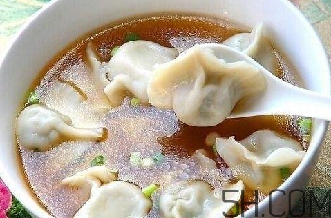 煮餃子用冷水還是熱水？煮餃子用大火還是小火？