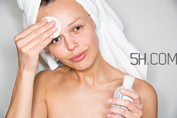 天天用卸妝水對皮膚有哪些傷害 每天用卸妝水對皮膚有害嗎 天天用卸妝水對皮膚有哪些傷害 每天用卸妝水對皮膚有害嗎