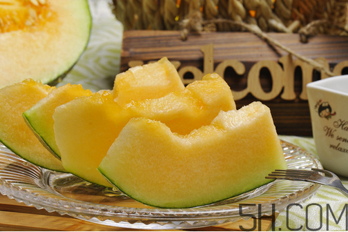 空腹吃哈密瓜好嗎？密瓜爛了一塊能吃嗎？